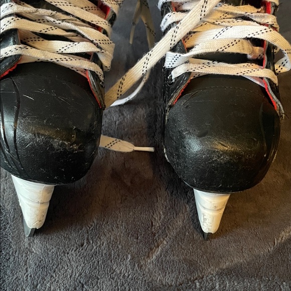 Bauer Vapor X3.7 Skates in Black and Red - Picture 7 of 7